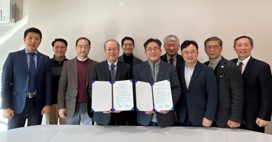 이랜드재단과 온누리교회 관계자들이 지난 21일 협약식에서 다음세대를 위한 업무협약을 체결하고 있다. 이랜드재단 제공